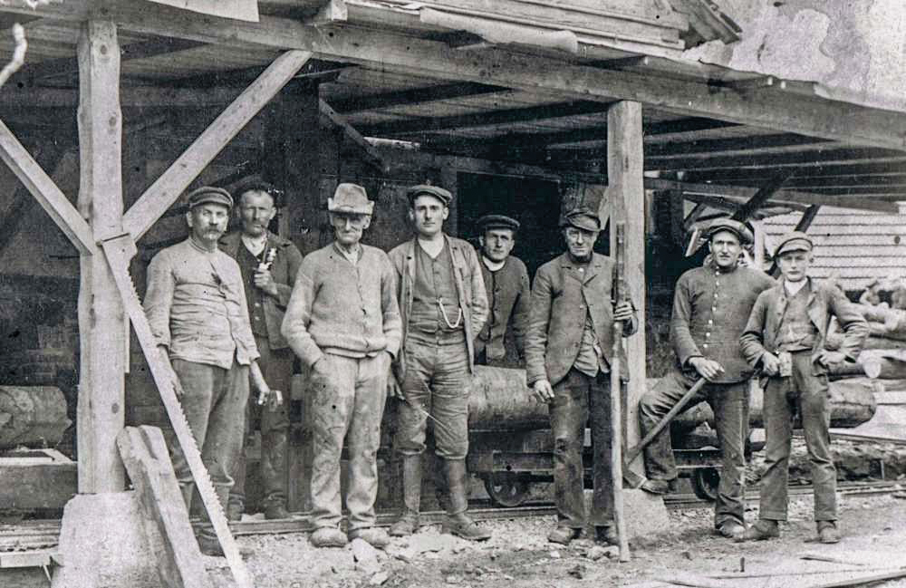 Die Sägewerksarbeiter um 1920 vor dem ersten Gatter
